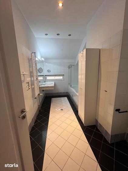Casă cu 5 camere cu Canalizare în Central
