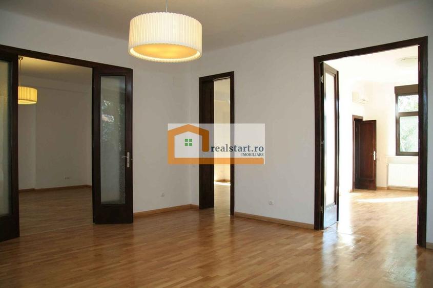 Apartament cu 5 camere circular în P-ța Romană