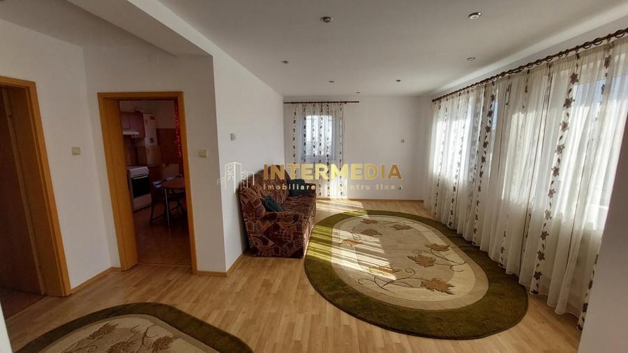 Apartament cu 3 camere decomandat, mobilat în Cetate