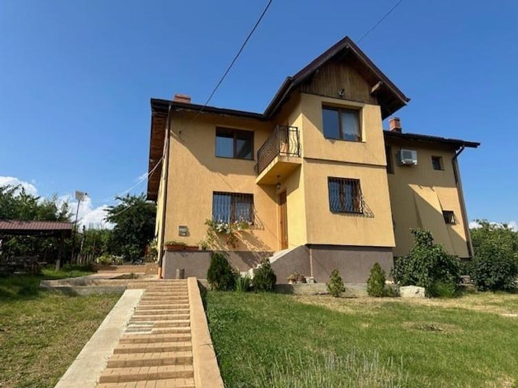 Casă individuală cu 6 camere cu Teren 4500 Mp în Podgoria