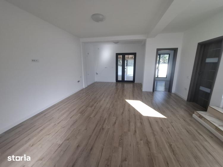 Casă cu 5 camere cu Teren 330 Mp în Tunari