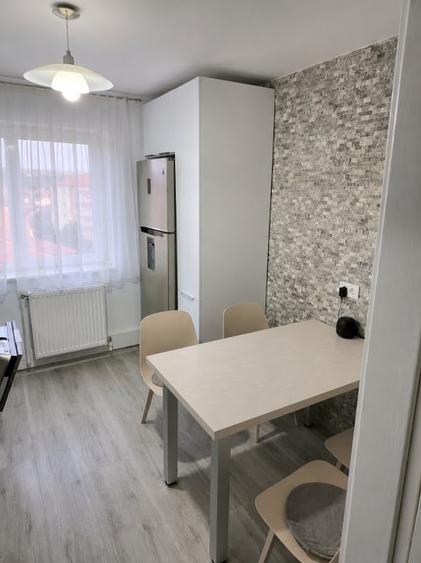Apartament cu 3 camere decomandat, mobilat în Craiovița Nouă