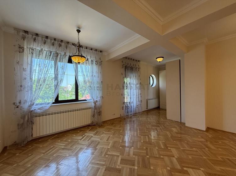 Casă individuală cu 9 camere cu Teren 1000 Mp în Central