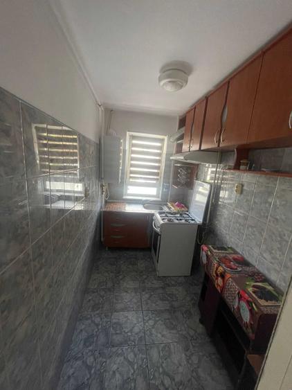 Apartament cu 3 camere semidecomandat în Ostroveni