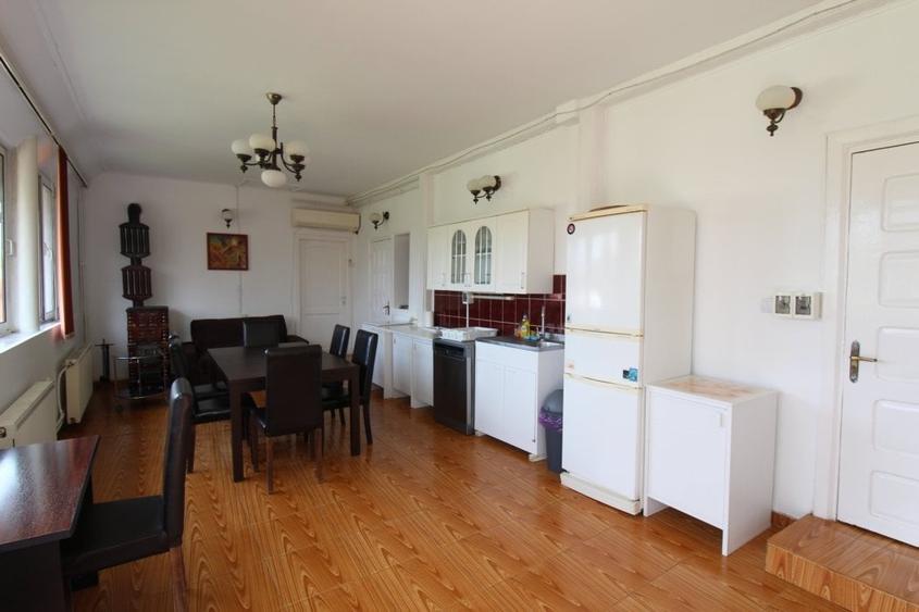 Casă cu 9 camere cu Garaj în Ciolpani