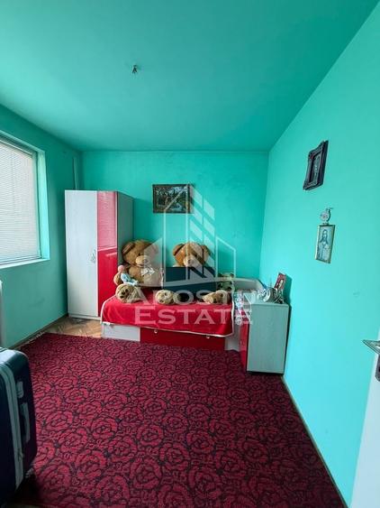 Apartament cu 3 camere semidecomandat în Soarelui