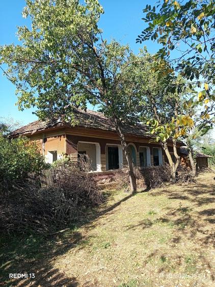 Casă cu 5 camere cu Teren 2011 Mp în Luica