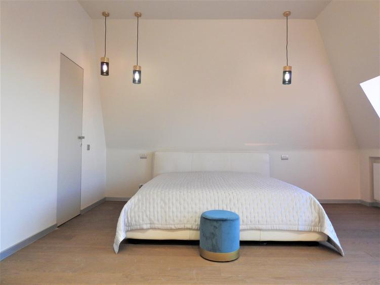 Apartament cu 5 camere decomandat, mobilat în Iancu Nicolae