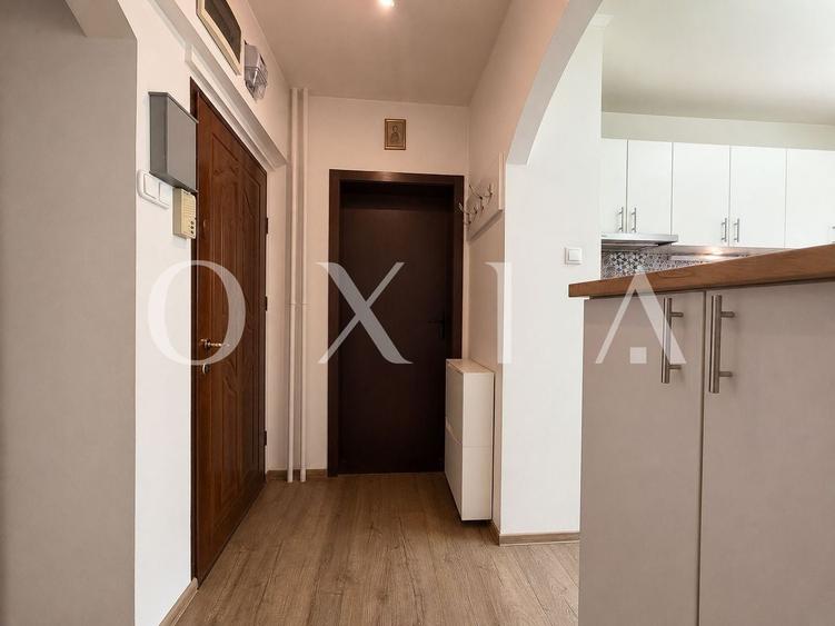 Apartament cu 3 camere semidecomandat, mobilat în Complex Studențesc