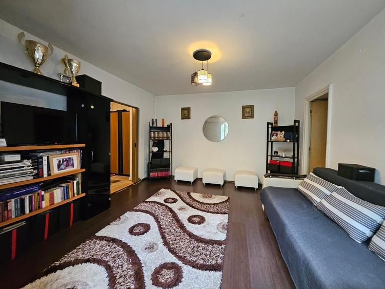 Apartament cu 3 camere semidecomandat în Calea București