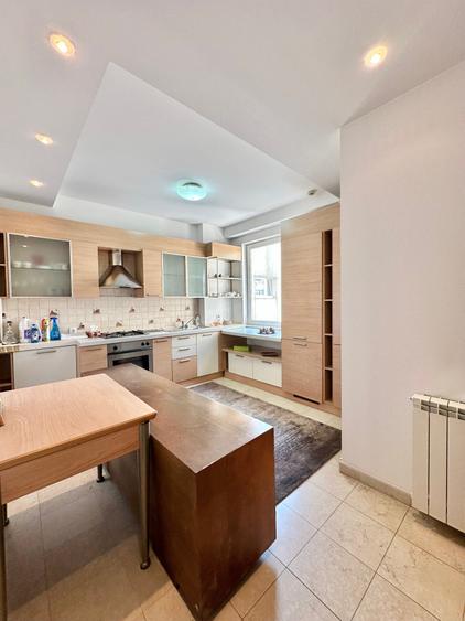 Apartament cu 3 camere decomandat, mobilat în Primăverii