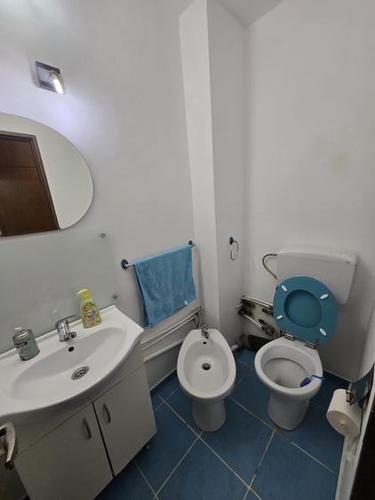 Apartament cu 3 camere decomandat în Rovine