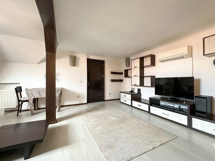 Apartament cu 5 camere decomandat, mobilat în Dacia