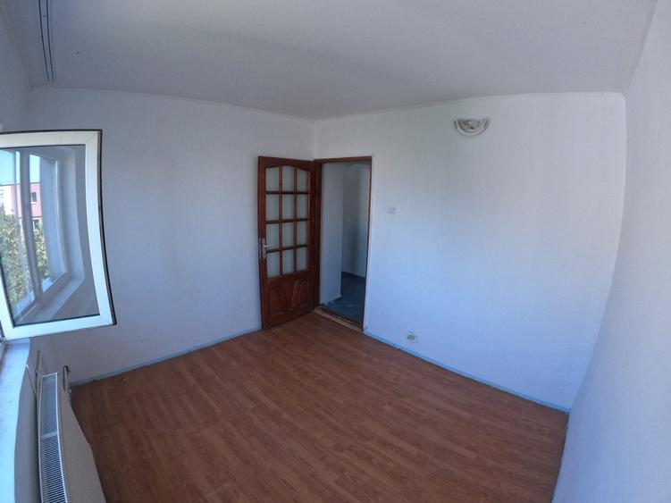 Apartament cu 3 camere semidecomandat în Tineretului