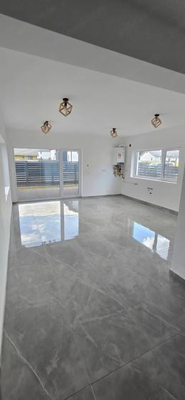 Casă cu 7 camere cu Teren 300 Mp în Central