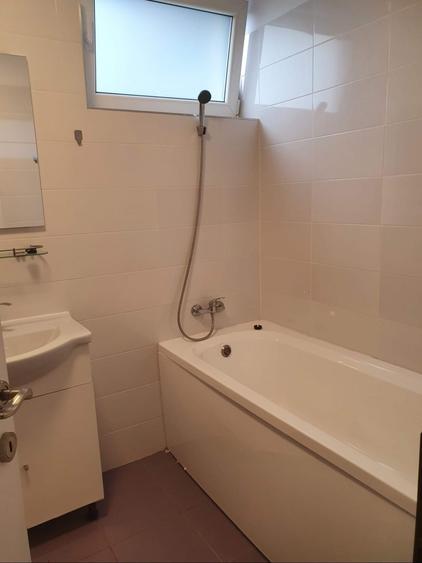 Apartament cu 3 camere decomandat în Florești
