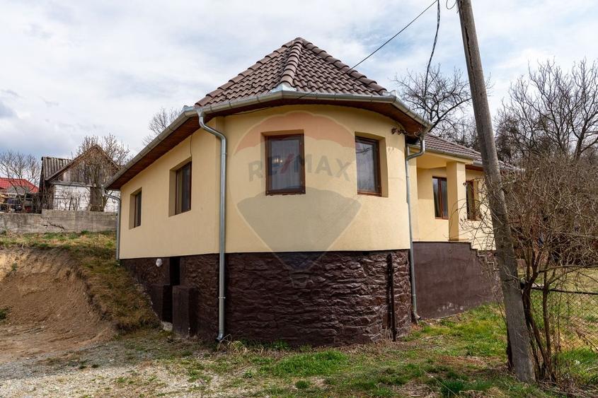Casă individuală cu 3 camere cu Teren 2497 Mp în Central