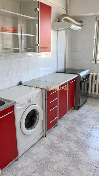 Apartament cu 3 camere semidecomandat, mobilat în Ștefan cel Mare