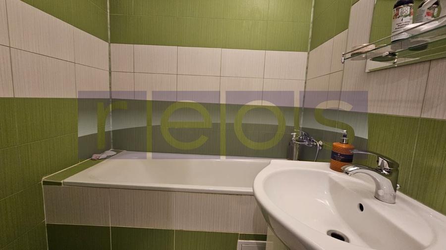 Apartament cu 3 camere semidecomandat în P-ța Victoriei