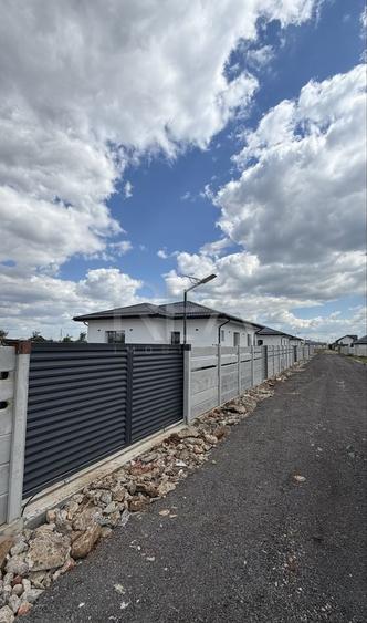 Casă individuală cu 4 camere cu Teren 400 Mp în Olteni