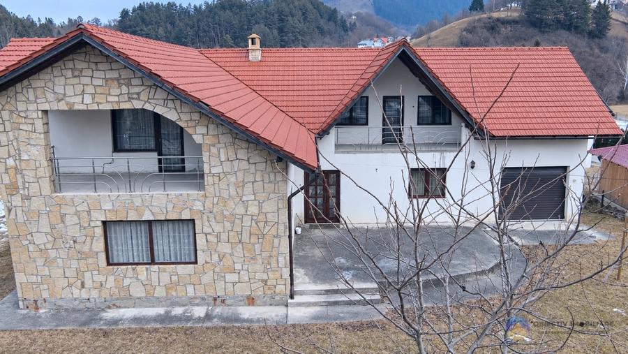 Casă individuală cu 4 camere cu Teren 1376 Mp în Borca