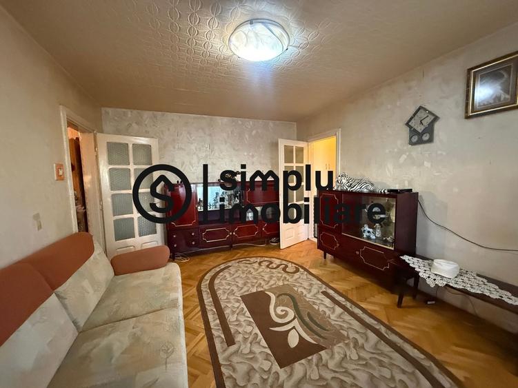 Apartament cu 3 camere semidecomandat, mobilat în Craiovița Nouă