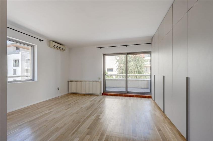 Apartament cu 4 camere decomandat în Dorobanți