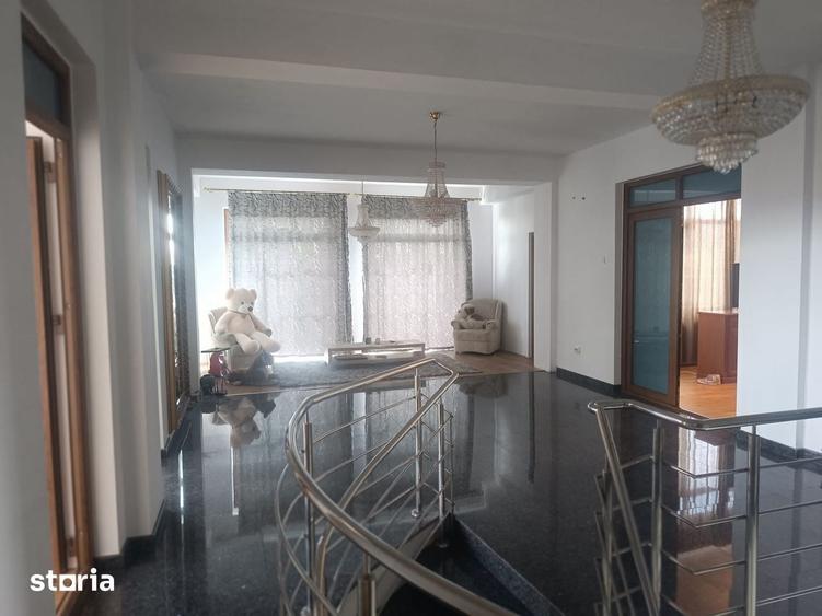 Casă cu 10 camere cu Teren 970 Mp în Calea București