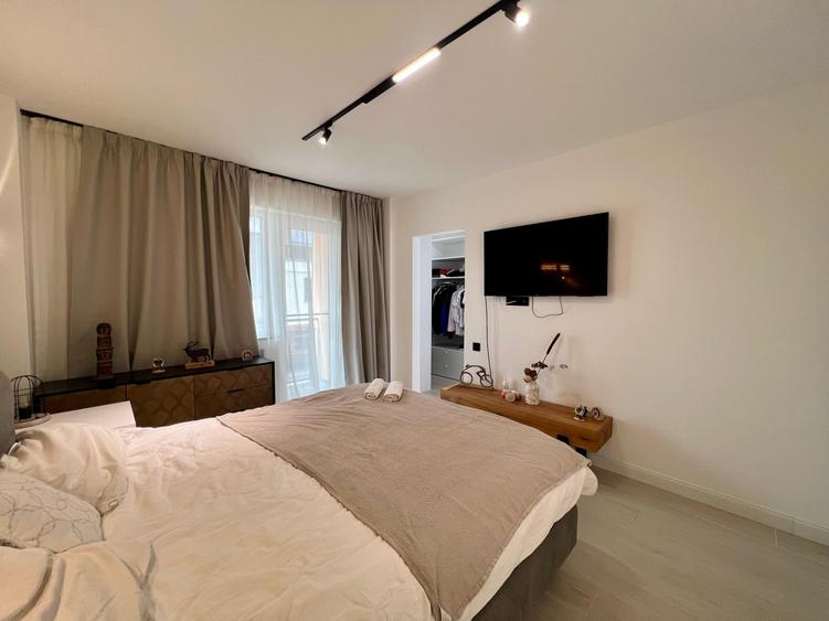Apartament cu 3 camere semidecomandat, mobilat în Florești