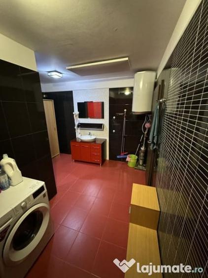 Apartament cu 3 camere semidecomandat, mobilat în Nord