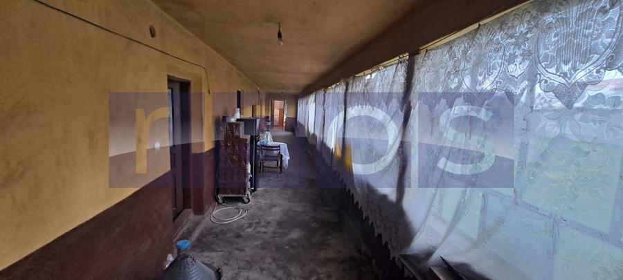 Casă individuală cu 4 camere cu Canalizare în Peretu