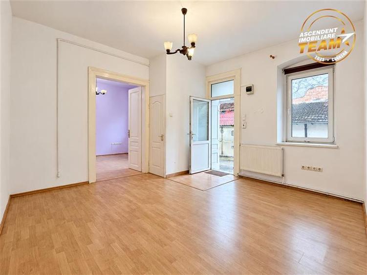 Apartament cu 4 camere decomandat în Central