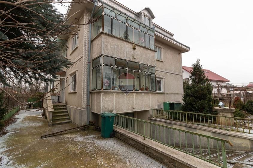 Casă individuală cu 7 camere cu Teren 583 Mp în Central