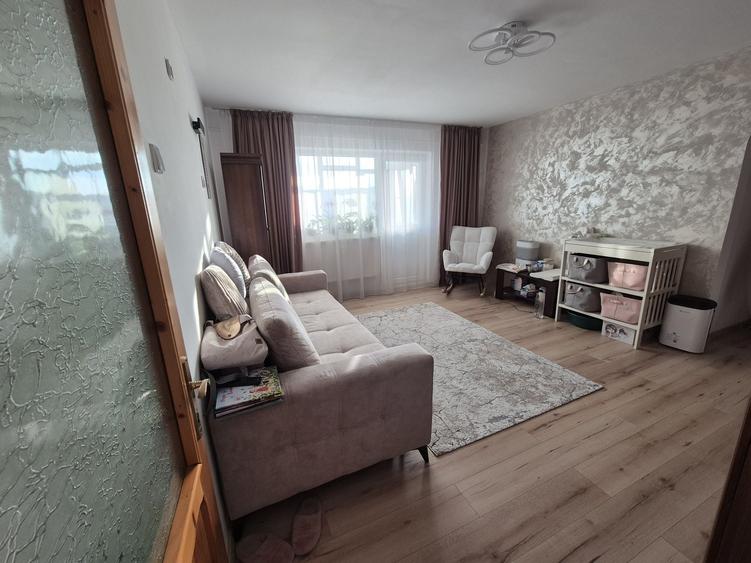 Apartament cu 3 camere semidecomandat, mobilat în Sud