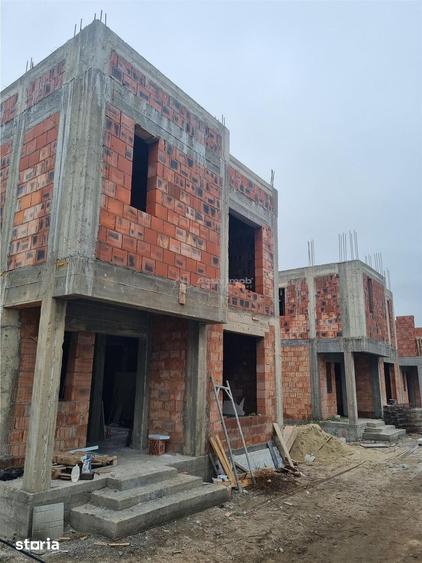 Casă cu 5 camere decomandat cu Teren 1562 Mp în Central