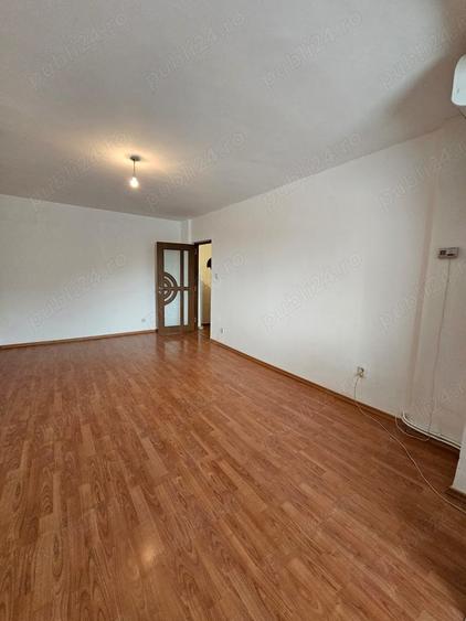 Apartament cu 2 camere decomandat în Roman