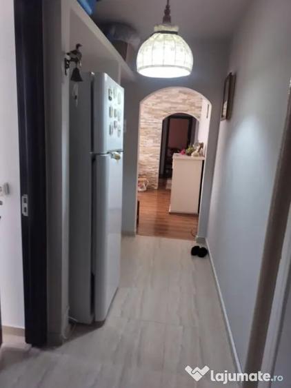 Apartament cu 3 camere semidecomandat în Craiovița Nouă