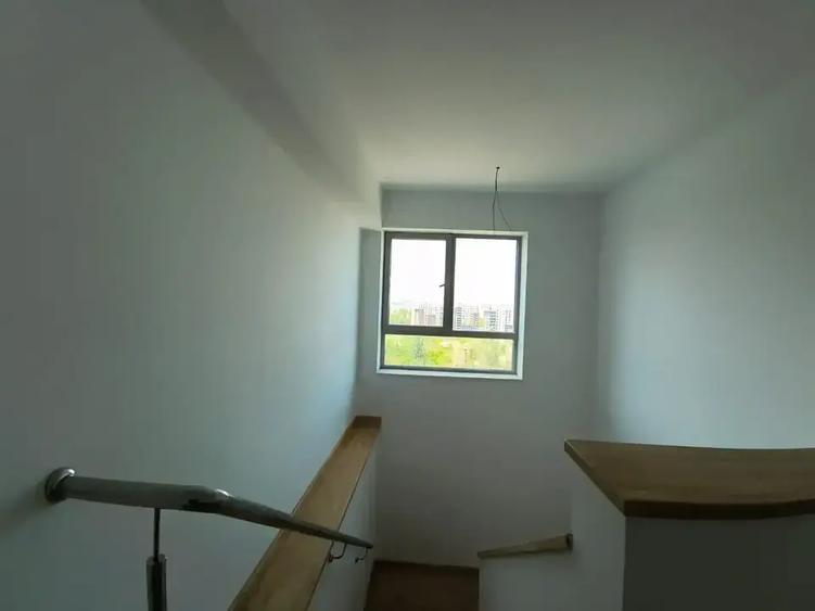 Penthouse cu 4 camere decomandat în 1 Mai