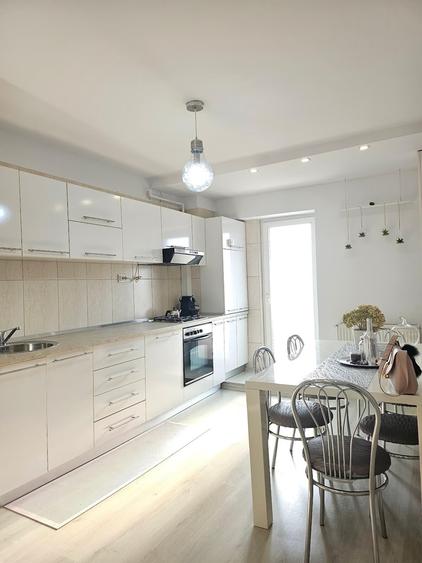 Apartament cu 3 camere decomandat, mobilat în Popa Șapcă