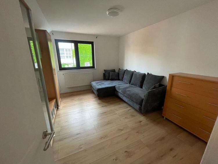 Apartament cu 3 camere semidecomandat, mobilat în Parcul Carol