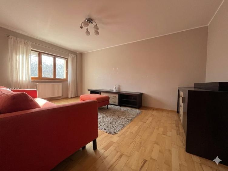 Apartament cu 3 camere decomandat, mobilat în Nicolina
