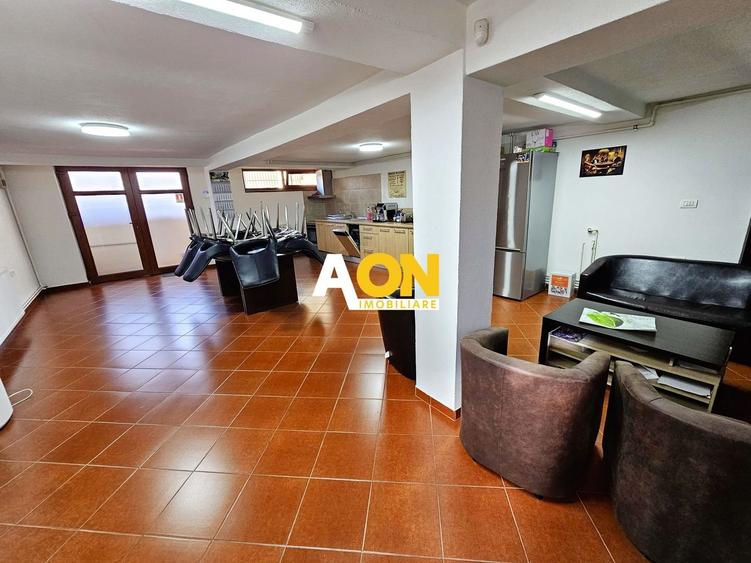 Casă individuală cu 9 camere cu Canalizare în Central