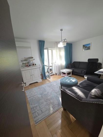Apartament cu 3 camere decomandat în Aviației