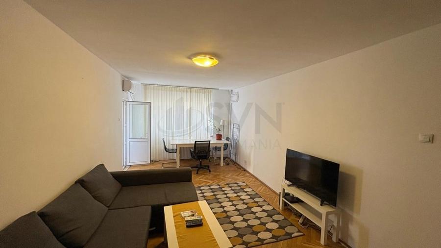 Apartament cu 3 camere semidecomandat, mobilat în P-ța Victoriei