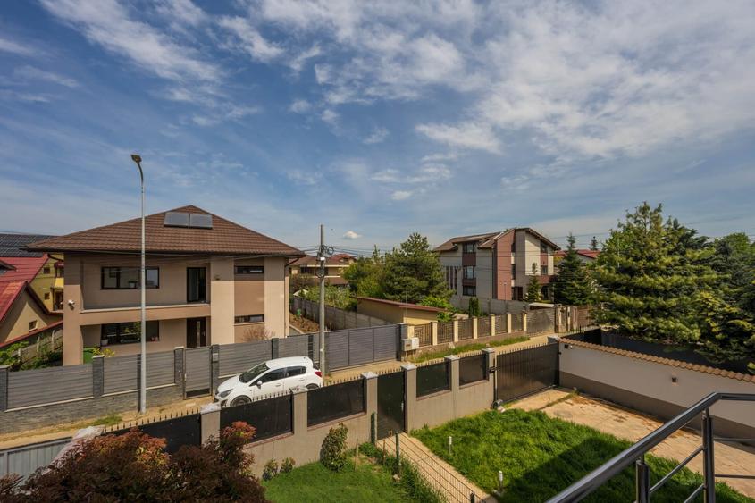 Casă individuală cu 6 camere decomandat cu Canalizare în Est