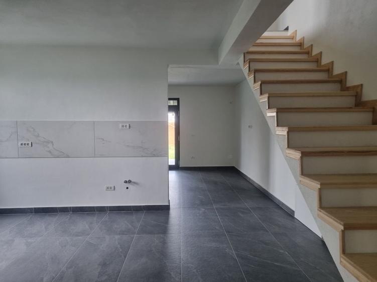 Casă cu 4 camere în Moșnița Nouă