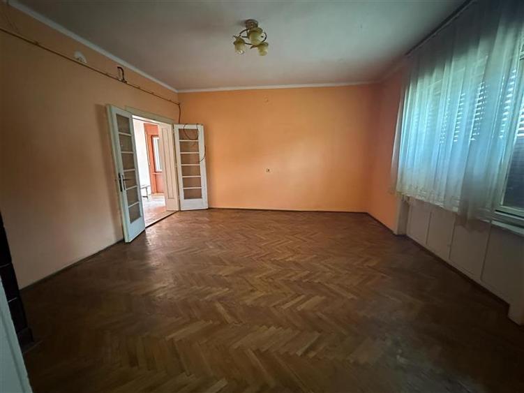 Casă individuală cu 6 camere cu Canalizare în Est