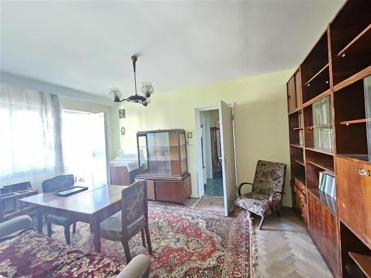 Apartament cu 3 camere decomandat în Central