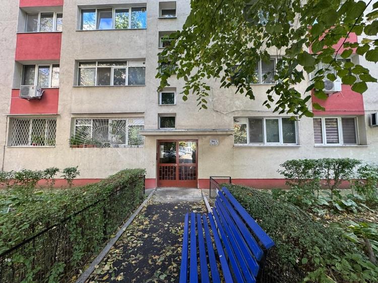 Apartament cu 3 camere semidecomandat în Olteniței