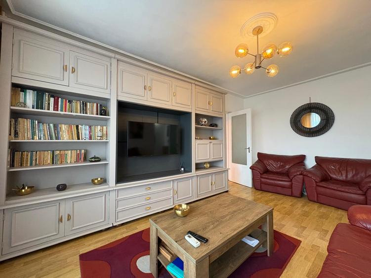 Apartament cu 3 camere semidecomandat în Tineretului